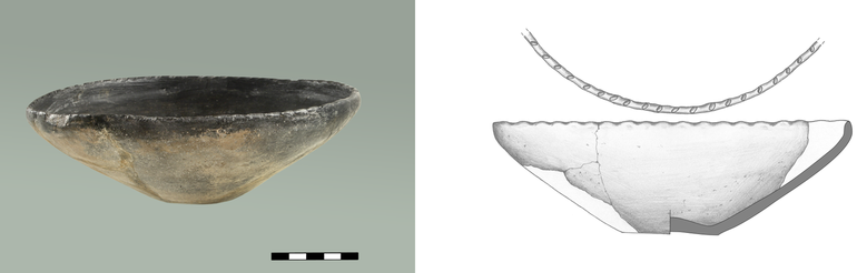 Misa typu M21, zaokrąglona, karbowana krawędź, dno niewyodrębnione, domieszka tłucznia kamiennego i krzemiennego. H – 6,7 cm; R1 – 20,6 cm; R4 – 5,6 cm