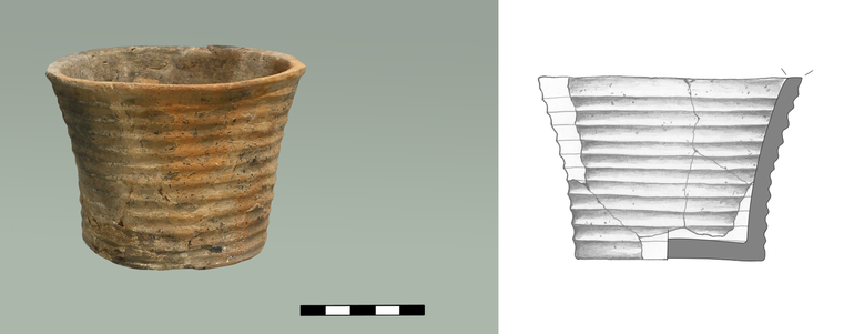 Puchar typu P1, zdobiony od krawędzi do dna poziomymi listwami plastycznymi. Krawędź ścięta prosto, dno, niewyodrębnione, domieszka tłucznia kamiennego i krzemiennego. H – 7,5 cm; R1 – 10,9 cm; R4 – 7,9 cm