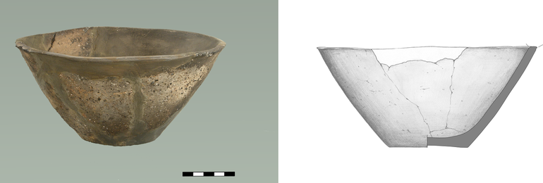Misa typu M22, niezdobiona. Krawędź ścięta prosto, dno niewyodrębnione, domieszka tłucznia kamiennego i krzemiennego.  H – 10 cm; R1 – 21,5 cm; H4 – 7,8 cm