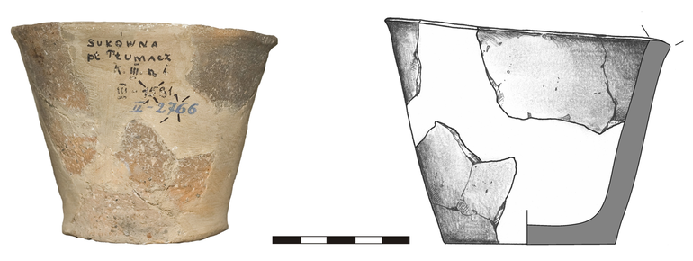 Puchar typu P1, niezdobiony. Krawędź  prosto ścięta, dno niewyodrębnione, domieszka tłucznia kamiennego i krzemienia. H – 8,5 cm; R1 – 10,5 cm; R4 – 6,3 cm