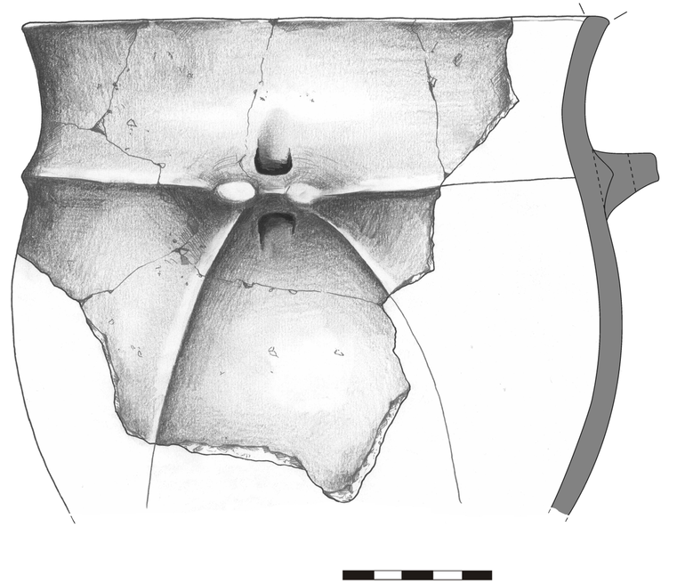 Garnek G111, zdobiony na brzuścu dookolną listwą plastyczną. Krawędź ścięta prosto, ucho, z umieszczonym na niej uchem, z którego zwisają plastyczne wąsy. Ucho pionowo przekłute, dno niezachowane. H – 17> cm; R1 – 19,6 cm; R2 – 18,3 cm; R3 – 20,5 cm