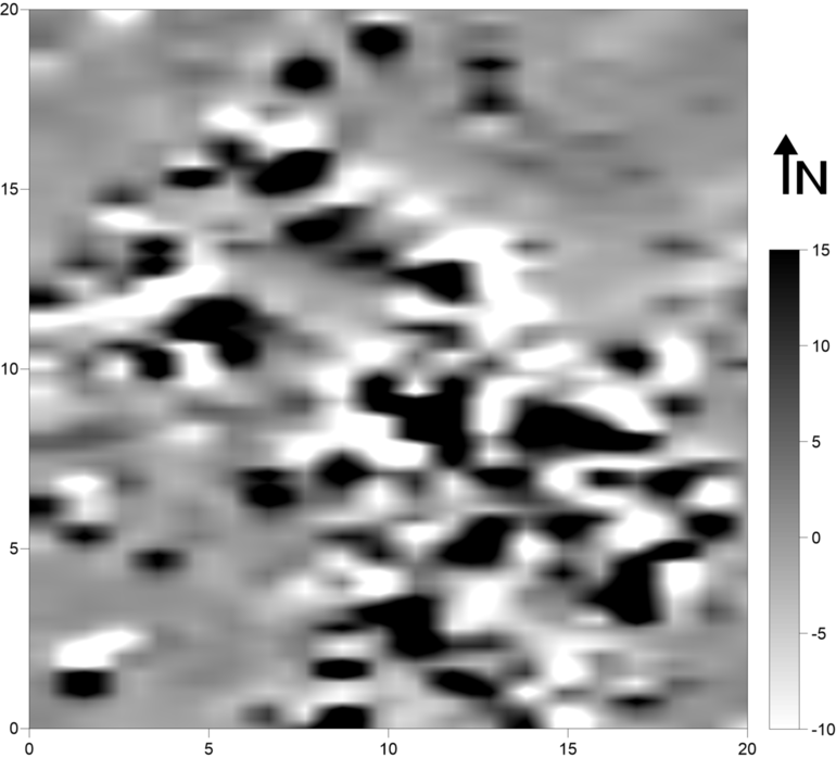 Obraz wynikowy pomiarów magnetometrycznych na polu ornym w pobliżu wsi Miłowanie (gradientometr Bartington Fluxgate Grad 601-1; poligon pomiarowy: 20 × 20 m, gęstość próbkowania na rozstaw transektów: 0,25 × 1,0 m, interpolowana do 0,25 × 0,5 m; realne wartości gradient pola magnetycznego skompresowane w skali szarości do zakresu -10 – +15nT)