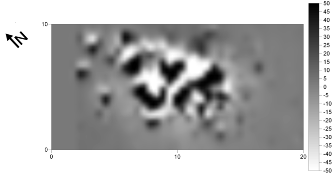 Obraz wynikowy pomiarów magnetometrycznych kurhanu nr 136 na stanowisku Krasów (gradientometr Bartington Fluxgate Grad 601-1; poligon pomiarowy: 10 × 10m; gęstość próbkowania na rozstaw transektów: 0,25 × 0,5m, interpolowana do 0,25 × 0,25 m; realne wartości pola magnetycznego skompresowane w skali szarości do zakresu -50 – +50nT)