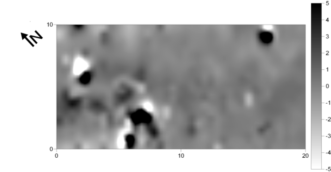 Obraz wynikowy pomiarów magnetometrycznych kurhanu nr 135 na stanowisku Krasów (gradientometr Bartington Fluxgate Grad 601-1; poligon pomiarowy: 10 × 10m; gęstość próbkowania na rozstaw transektów: 0,25 × 0,5m, interpolowana do 0,25 × 0,25 m; realne wartości pola magnetycznego skompresowane w skali szarości do zakresu -5 – +5nT)