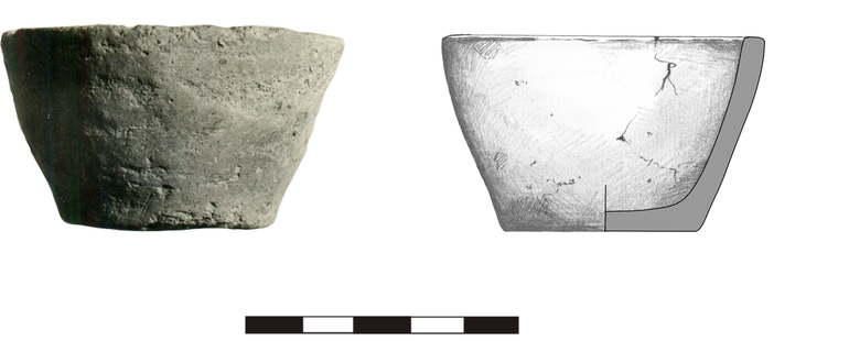 Misa typu M22, niezdobiona. Krawędź zaokrąglona, dno lekko wyodrębnione. Domieszka tłuczonego kamienia i krzemienia. H – 3.9 cm, R1 – 6.3 cm, R4 – 4 cm