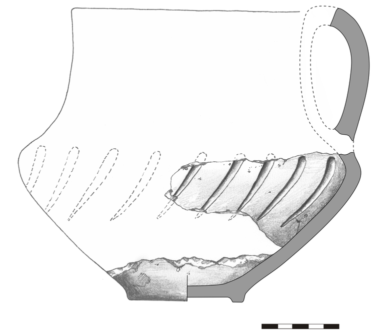 Dzban typu D21, ornamentowany na brzuścu dookolnymi diagonalnymi żłobkami. Krawędź zaokrąglona, dno wyodrębnione. Domieszka tłuczonego kamienia i krzemienia. Ucho wystające ponad wylew. H – 20 cm, R1 – 16.5 cm, R2 – 16 cm, R3 – 23 cm, R4 – 7.8 cm