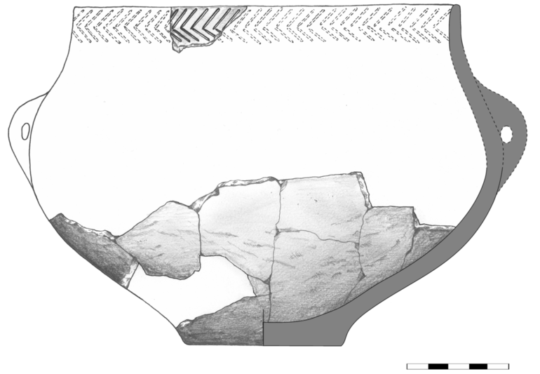 Amfora typu A112, zachowana fragmentarycznie. Zdobiona pod krawędzią wątkami jodełek. Krawędź zaokrąglona, dno wyodrębnione. H – 17 cm, R1 – 19,2 cm, R2 – 19,3 cm, R3 – 23,5 cm, R4 – 7,8 cm