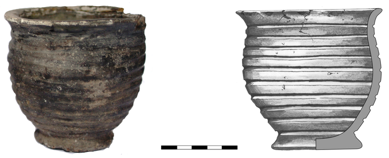 Puchar typu P22a, zdobiony na całej powierzchni poziomymi żłobkami. Krawędź zaokrąglona, dno wyodrębnione w stopkę. Domieszka tłuczonego kamienia i krzemienia. H – 9  cm, R1 – 9,5  cm, R2 – 8,5  cm, R3 – 9,1  cm, R4 – 6  cm