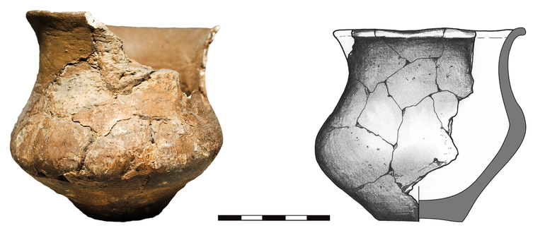 Garnek typu G112, zdeformowany, niezdobiony. Krawędź zaokrąglona, dno lekko wyodrębnione. Domieszka tłuczonego kamienia i krzemienia. H – 9  cm, R1 – 8,5  cm, R2 – 7,2  cm, R3 – 9,3  cm, R4 – 4  cm