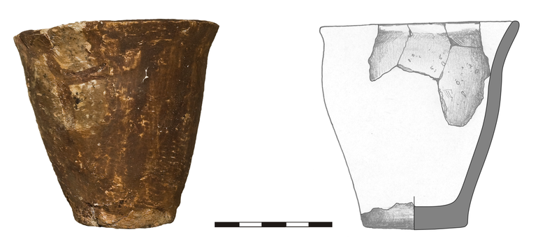 Puchar typu P1, niezdobiony. Krawędź zaokrąglona, dno lekko wyodrębnione. Domieszka tłuczonego kamienia i krzemienia. H – 9 cm, R1 – 8,5 cm, R4 – 4,5 cm