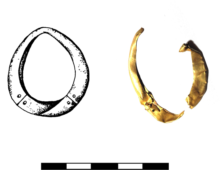 Złota zawieszka z blachy, wykonana z kilku kawałków i spojona nitami, zdefragmentowana. Wymiary: 3,5 cm × 3,2 cm