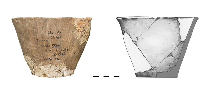 Puchar typu P1, niezdobiony. Krawędź zaokrąglona, dno niewyodrębnione. Domieszka tłuczonego kamienia i krzemienia. H – 11,7 cm, R1 – 15,9 cm, R4 – 7,8 cm
