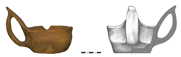 Kubek typu K22a, niezdobiony. Krawędź zaokrąglona, dno niewyodrębnione, ucho taśmowate typu ansa lunata. Domieszka tłuczonego kamienia i krzemienia. H – 7 cm (bez ucha), 13  cm (z uchem), R1 – 13 cm, R4 – 9,4  cm