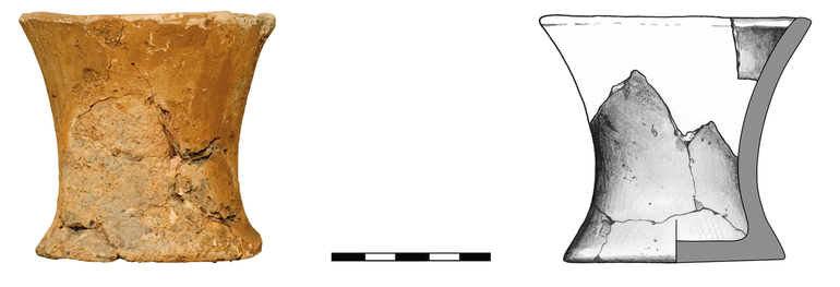 Puchar typu P1a (klepsydrowaty), niezdobiony. Krawędź zaokrąglona, dno niewyodrębnione. Domieszka tłuczonego kamienia i krzemienia. H – 8  cm, R1 – 8,7  cm, R2 – 5  cm, R4 – 7  cm
