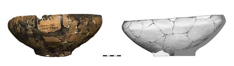 Misa typu M21a, niezdobiona. Krawędź zaokrąglona, dno wyodrębnione w stopkę. Domieszka tłuczonego kamienia i krzemienia. H – 12  cm, R1 – 28  cm, R3 – 29,5  cm, R4 – 11,8  cm