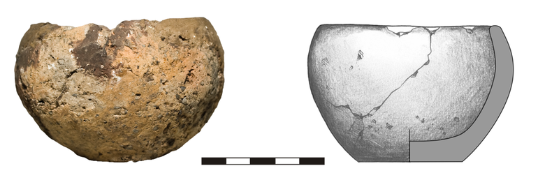 Misa typu M21, niezdobiona. Krawędź zaokrąglona, dno niewyodrębnione. Domieszka tłuczonego kamienia i krzemienia. H – 5,5  cm, R1 – 7,5  cm, R3 – 8,5  cm, R4 – 4  cm