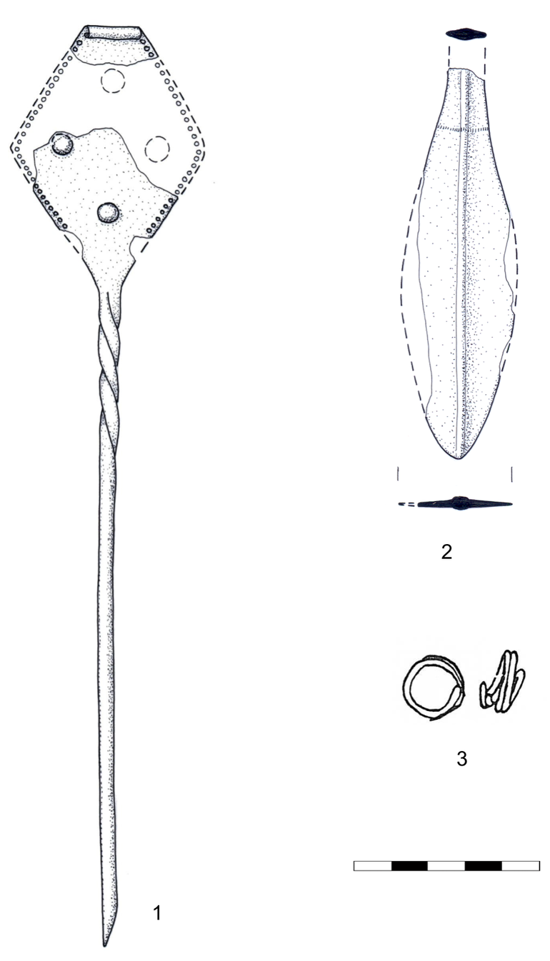 1 – szpila brązowa tordowana z główką romboidalną, zachowana częściowo, główka zdobiona dookolnie otworkami, w środku cztery wytłaczane punkty – guzki. Długość – 24,7 cm, długość główki – 7,2 cm, szerokość ok. 5,2 cm, grubość nóżki – 0,3-0,4 cm; 2 – sztylet brązowy z żeberkiem, rekonstruowany. Długość – 10,5 cm, szerokość – 3,2 cm, grubość – 0,3-0,4 cm; 3 – złoty pierścień lub zausznica z drutu, średnica 1,6 cm, grubość 0,2 cm (Sulimirski 1968, Fig. 26:7-9)