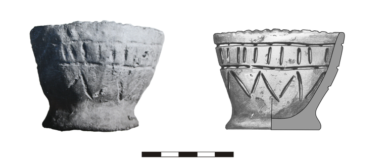 Puchar typu P22a, zdobiony dookolnie na brzuścu drabinką, pod nią – wątkami kątów. Krawędź zaokrąglona, dno wyodrębnione w stopkę. Domieszka tłuczonego kamienia i krzemienia. H – 5,5  cm, R1 – 7  cm, R2 – 4,5 cm, R4 – 5  cm (fot. Sulimirski 1968, Plate 16:8)