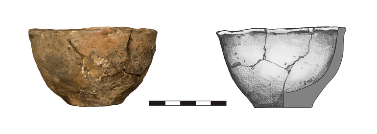 Misa typu M21, niezdobiona. Krawędź pogrubiona, zaokrąglona, dno wyodrębnione. Domieszka tłuczonego kamienia i krzemienia. H – 5  cm, R1 – 8,5  cm, R4 – 3,5  cm