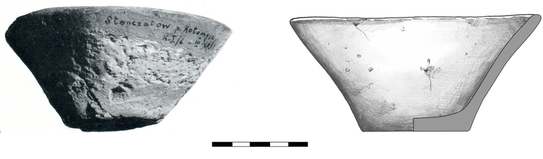 Misa typu M22, niezdobiona. Krawędź zaokrąglona, dno niewyodrębnione. H – 6,1 cm, R1 – 13,5 cm, R4 – 5,6 cm (fot. Sulimirski 1968, Plate 20:12)