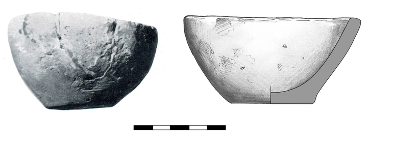 Garnek typu G112, niezdobiony. Krawędź pogrubiona, zaokrąglona, dno niewyodrębnione. H – 18,5 cm, R1 – 14,3 cm, R2 – 13 cm, R3 – 16,2 cm, R4 – 7 cm (fot.  Sulimirski 1968, Pl. 20:1)