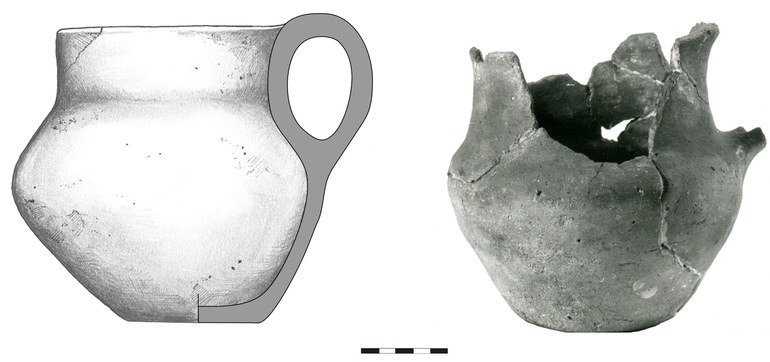 Dzban typu D1, niezdobiony. Krawędź zaokrąglona, dno niewyodrębnione. H – 15,7 cm (bez ucha), 16,7 cm (z uchem), R1 – 13,5 cm, R2 – 12,8 cm, R3 – 17,5 cm, R4 – 7,3 cm (fot. Muzeum Archeologiczne w Krakowie)