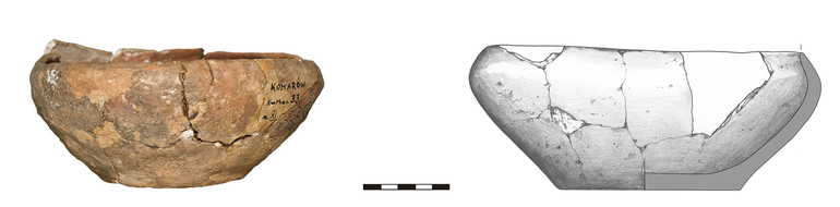 Миска типу M21a, неорнаментована. Вінця загострені, загнуті всередину, дно слабо виділене. Домішка товченого каміння і кременю. H – 8,5 см R1 – 18,5 см, R3 – 21,4 см, R4 – 10,7 см
