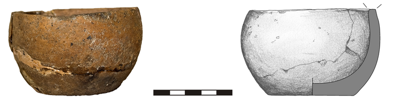 Миска типу M21, неорнаментована. Вінця зрізані рівно, дно не виділене. Домішка товченого каміння і кременю. H – 5,5 см, R1 – 8,1 см, R3 – 9 см, R4 – 5,5 см