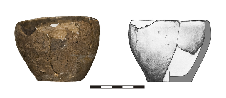 Миска типу M21, неорнаментована. Вінця заокруглені, дно не виділене. Домішка товченого каміння і кременю. H – 5,5 см, R1 – 7 см, R3 – 7,5 см, R4 – 4 см