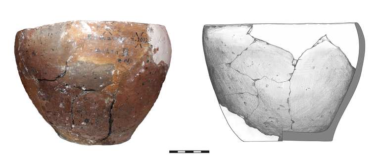 Миска типу M21, неорнаментована. Вінця заокруглені, дно слабо виділене. Домішка товченого каміння і кременю. H – 16 см, R1 – 19 см, R4 – 12 см